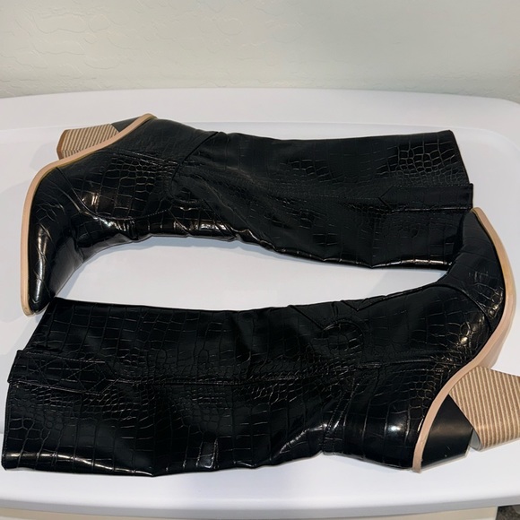 Black faux snakeskin cowboy boot style size 9 - Picture 1 of 6